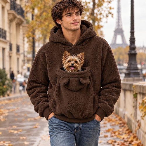 Homme en Pawmi Hoodie avec un Yorkshire dans la poche